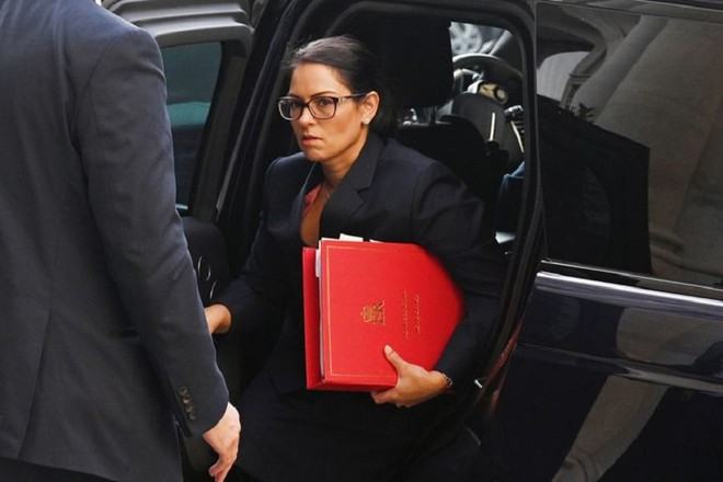 Bộ trưởng Nội vụ Anh Priti Patel đến dự cuộc họp nội các ở thủ đô London /// AFP