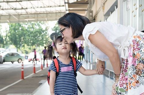 Cổng trường là “sân chơi” của con hay bố mẹ? - ảnh 2