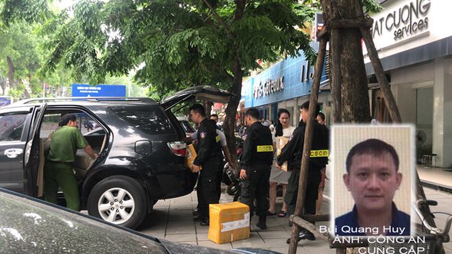 Công an khám xét và thu giữ tang vật tại hệ thống cửa hàng Nhật Cường  /// Ảnh: Cường- Sơn