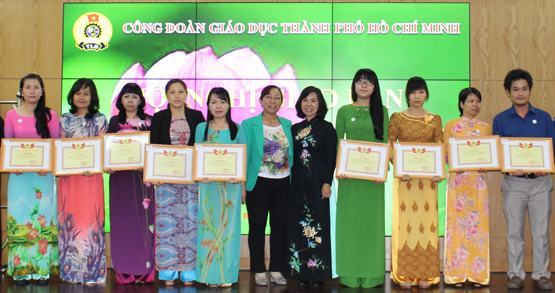 Hơn 1.300 nữ đoàn viên được kết nạp Đảng