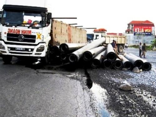 Container “ăn vạ” giữa đường, dân ào ra hôi xăng