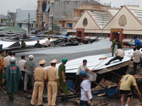 Container đâm sập 2 nhà ở Sài Gòn, 10 người bị kẹt