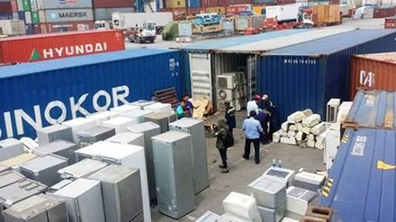 Container hàng điện tử nhập lậu ngụy trang rổ nhựa