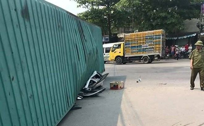 Container lật nghiêng đè bẹp xế hộp, 2 người chết