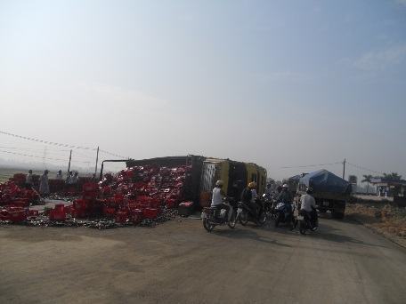 Container lật nhào, hàng trăm thùng bia “lấp” kín đường