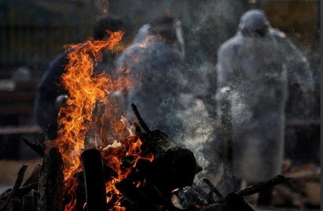 Thi thể một người đàn ông tử vong vì Covid-19 được được đưa đi hỏa táng ở thủ đô New Delhi, Ấn Độ ngày 3.6 /// Reuters