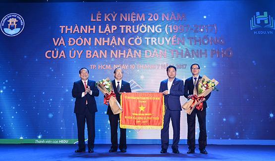 UBND TP.HCM tặng bằng khen cho giảng viên Trường ĐH Văn Hiến