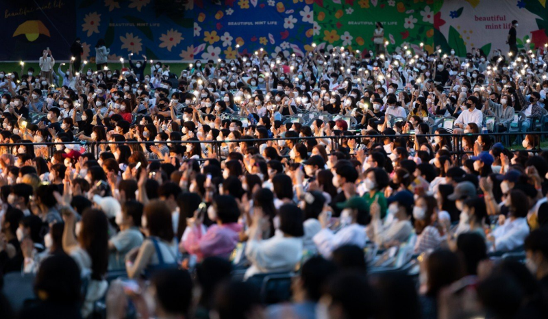 Người dân Hàn Quốc tham gia đại nhạc hội tổ chức tại Công viên Olympic Seoul vào tháng 6 /// Bloomberg