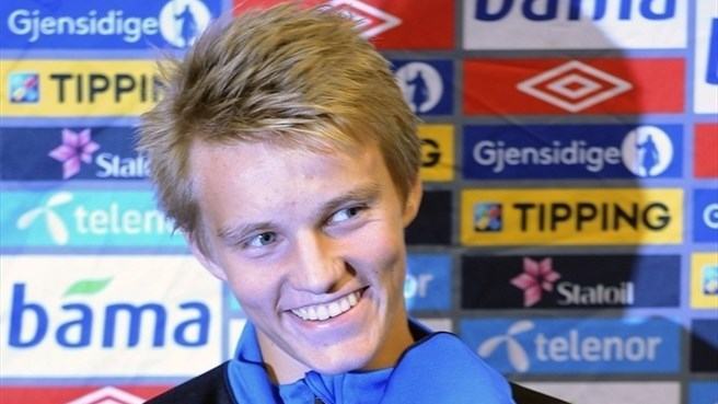 Cris Ronaldo nhắn tin nhờ vả tân binh Odegaard