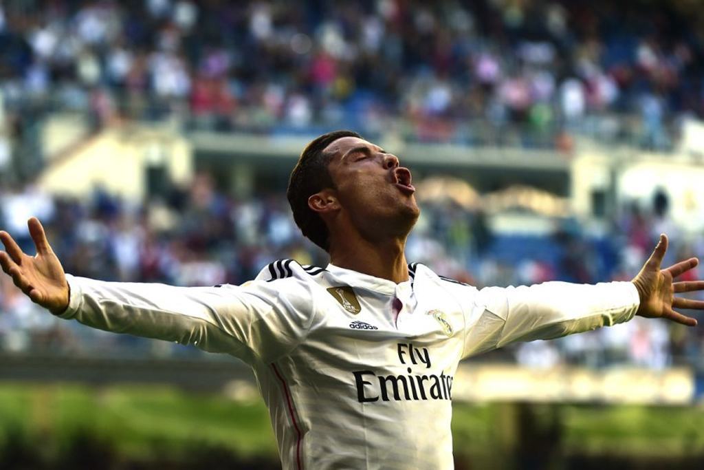 C.Ronaldo cân bằng kỷ lục hat-trick của Messi