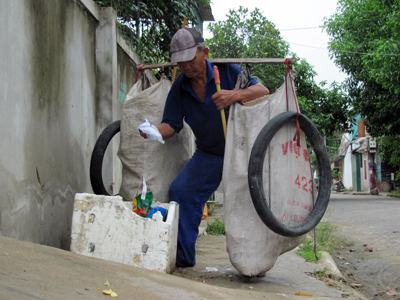 Cụ già 79 tuổi nhặt rác tìm… niềm vui