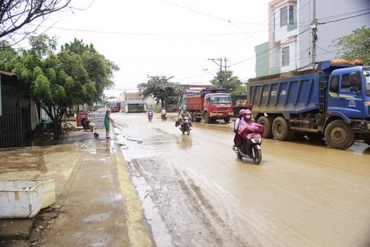 Theo người dân trong khu vực, những chiếc xe chở đất từ sân bay Pleiku là nguyên nhân gây nên tình trạng trên