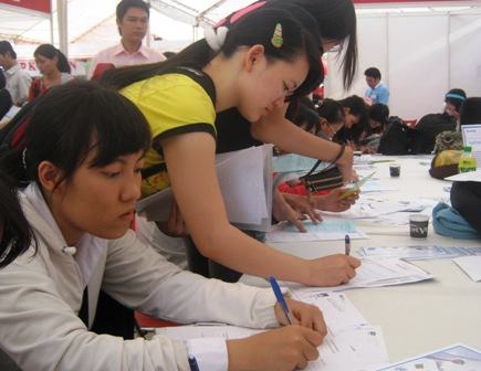 Cử nhân thực tập nghề… bê nước, pha trà