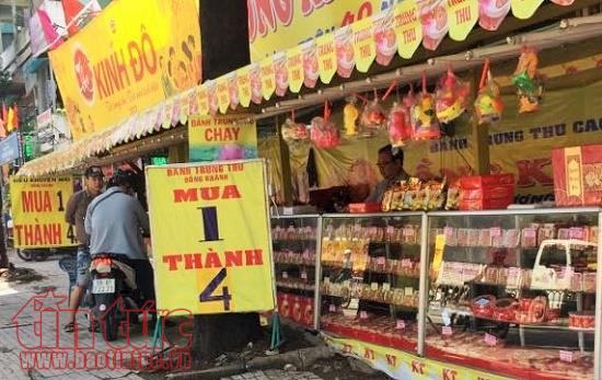 Cửa hàng bánh Trung thu tung chiêu mua 1 được 4