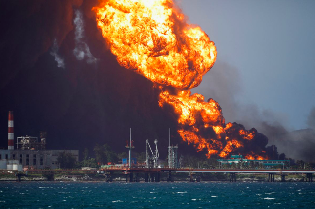 Cuba nhờ Mỹ hỗ trợ kỹ thuật để xử lý hậu quả vụ cháy kho dầu tồi tệ nhất lịch sử ảnh 1