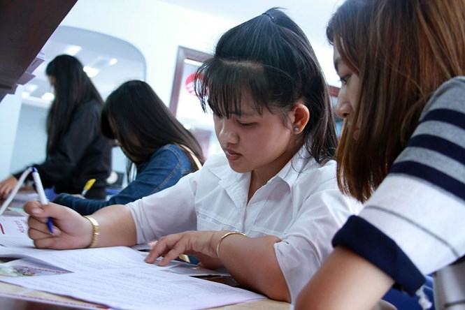 Thí sinh ghi hồ sơ thi THPT quốc gia 2016 /// Ảnh: Đào Ngọc Thạch