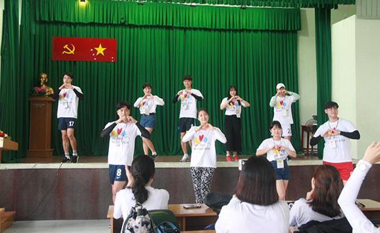 Học sinh Việt Nam giao lưu cùng sinh viên Hàn Quốc