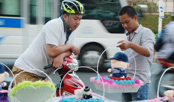 Cung đường tình yêu Sài Gòn ngập quà Valentine và những trái tim rộn rã