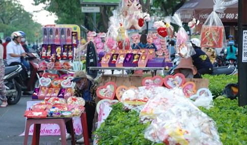 Cung đường tình yêu Sài Gòn ngập quà Valentine và những trái tim rộn rã - ảnh 19