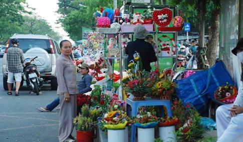 Cung đường tình yêu Sài Gòn ngập quà Valentine và những trái tim rộn rã - ảnh 20