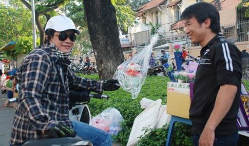 Cung đường tình yêu Sài Gòn ngập quà Valentine và những trái tim rộn rã - ảnh 5