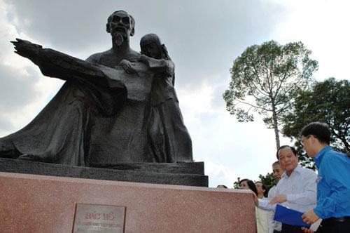 Cung thỉnh và an vị tượng nghệ thuật “Bác Hồ với thiếu nhi TP” về Nhà Thiếu nhi TP