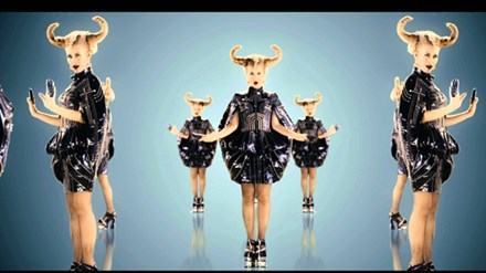 Ca sĩ Đông Nhi lột xác với hình tượng mới trong MV “Boom Boom”.