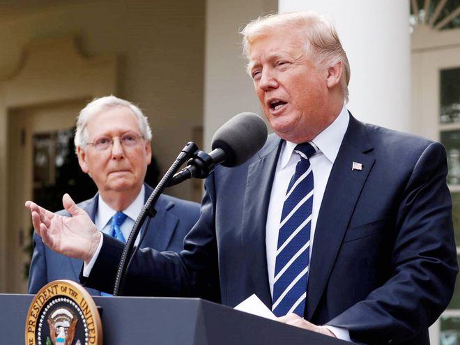Ông Donald Trump và thượng nghị sĩ Mitch McConnell tại Vườn Hồng /// REUTERS
