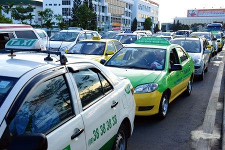 Cuoc chien taxi truyen thong va taxi cong nghe: sao khong lay loi ich hanh khach la muc tieu?