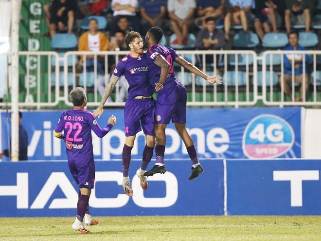 Cuộc đua vô địch V-League hấp dẫn đến giờ chót