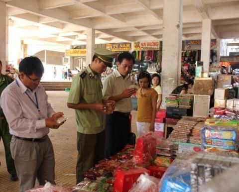 Cuối năm lo thực phẩm bẩn, hàng cấm tràn lan