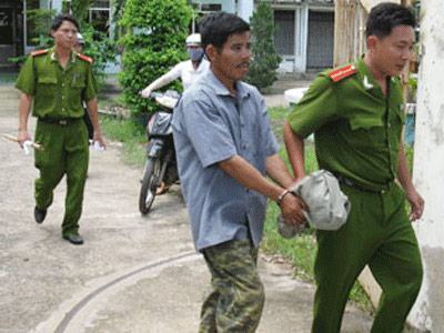 Cưỡng bức vợ giữa đám đông