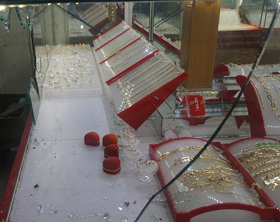 Bắt giữ một sinh viên nghi cướp tiệm vàng