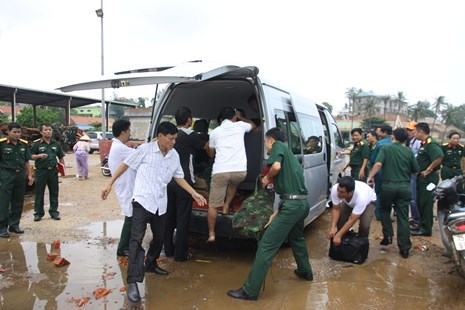 Cứu 44 người  chìm tàu giữa biển