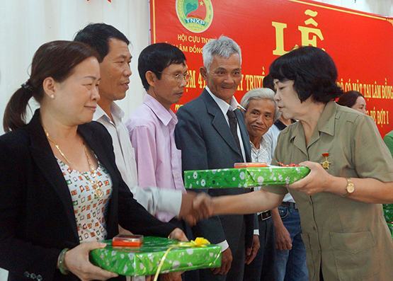 100 cựu Thanh niên xung phong được tặng Kỷ niệm chương