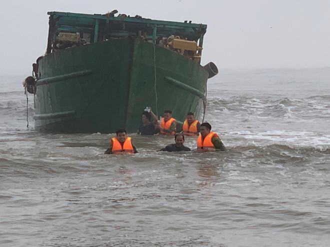Cứu kịp thời 4 thuyền viên bị mắc cạn trên vùng biển Thừa Thiên – Huế