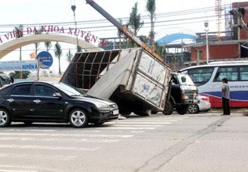 Cứu người bị kẹt trong xe tải lật