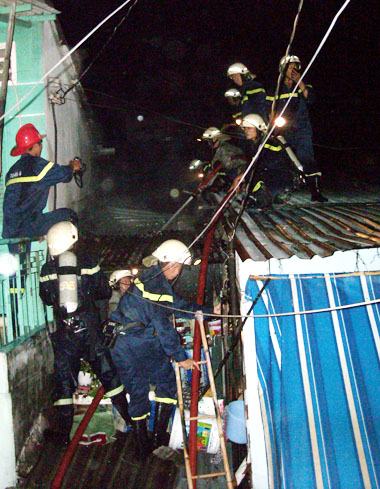 Cứu người đàn bà mù trong căn nhà cháy