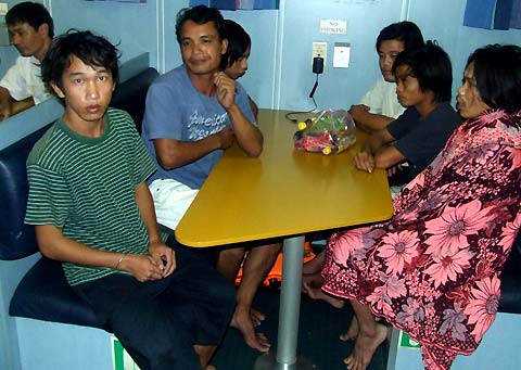 Cứu sống 6 ngư dân trôi dạt 10 giờ trên biển