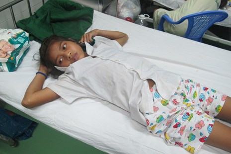 Cứu sống bé gái bị rắn cực độc cắn