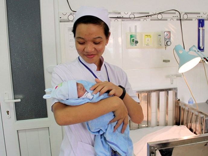 Cứu sống bé sơ sinh nặng 700 gram