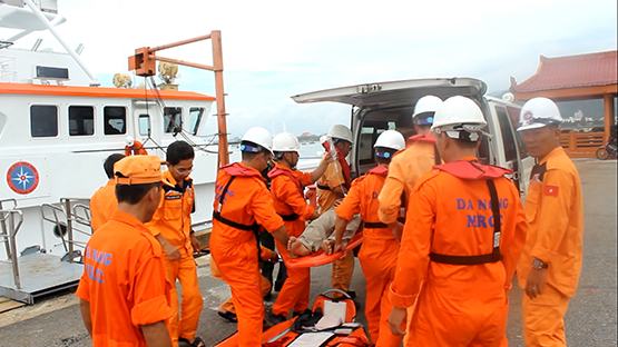 Cấp cứu ngư dân nghi bị đau ruột thừa trên biển