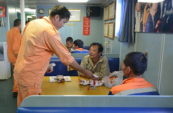 Cứu 7 ngư dân chìm tàu trên biển