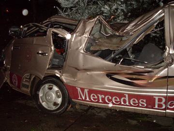 Đà Lạt: Cây đổ đè lên ô tô, 19 người bị thương