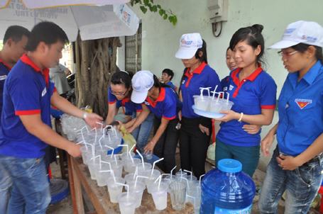Đà Nẵng: 1.000 cốc nước chanh đường miễn phí tiếp sức sĩ tử
