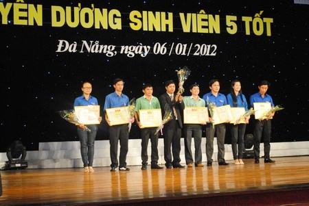 Đà Nẵng: 1.000 vé xe cho SV nghèo về quê ăn Tết