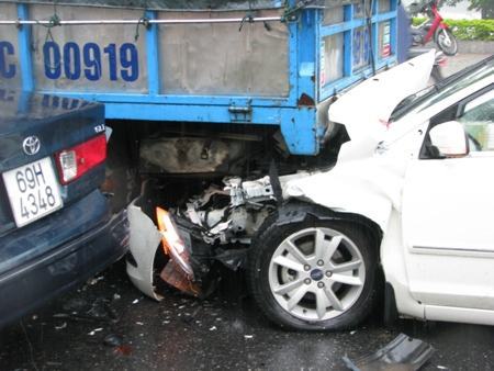 Đà Nẵng 2 xe con và 1 xe tải kẹp nhau, đầu xe con nát bét