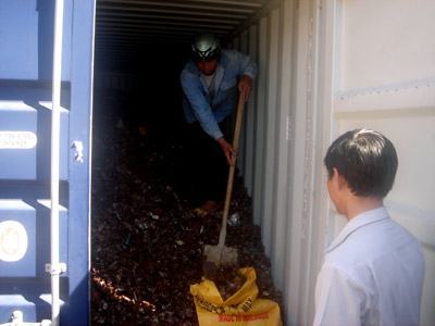 Lấy mẫu lô hàng sắt thép phế liệu nhập khẩu của Công ty Thành Lợi vào sáng 30/7 để trưng cầu giám định lại 