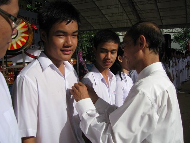 Đại diện BGH trường THPT Phan Ch&acirc;u Trinh gắn bảng t&ecirc;n cho học sinh lớp 10 trong lễ đ&oacute;n nhận HS mới tại buổi khai giảng năm học 2010 - 2011.