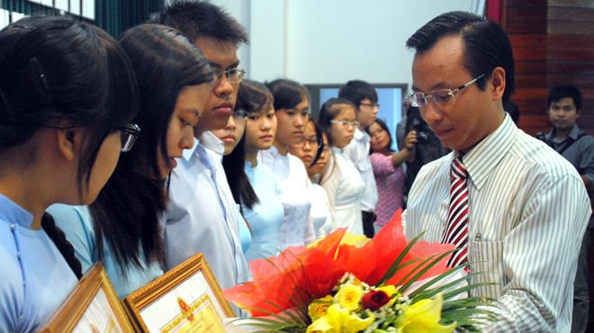 Đà Nẵng khen thưởng 17 thủ khoa đại học